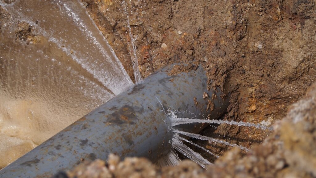 main pipe burst causing users to disrupt water supply as well as waste water. Damage to this pipe should be done immediately to ensure that the user has a good supply of clean water