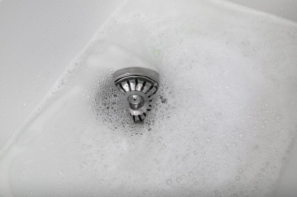 Problem with the kitchen sink drain, water is stagnant and does not drain